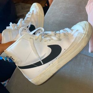 Nike Women’s Blazer Mid 77.
